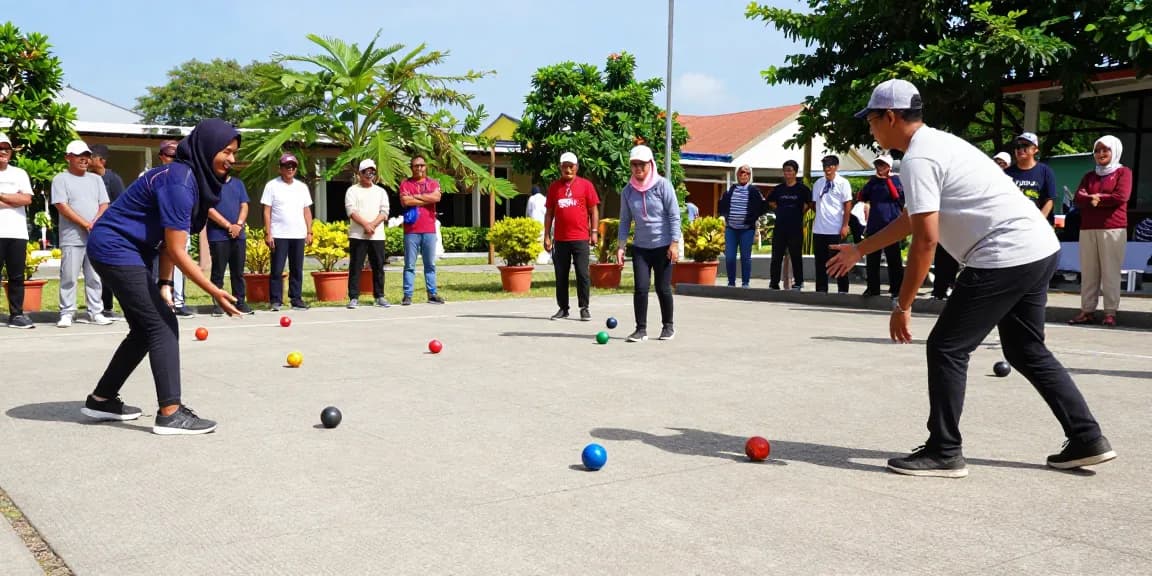 Engaging petanque match at fopikotatarakan.org event showcasing community spirit in a sunny setting.